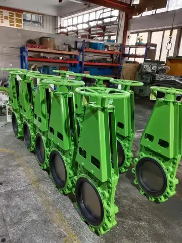 01 / Manual knife gate valve lineup