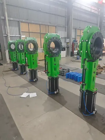 04 / Knife gate valves with pneumatic actuators