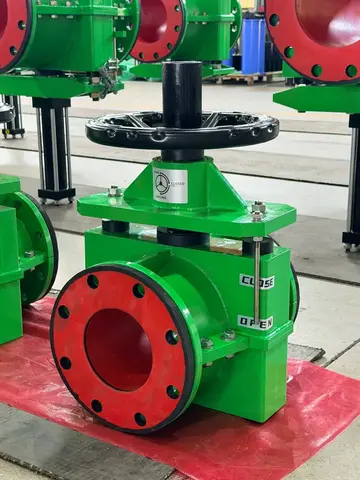 01 / Handwheel-operated pinch valve